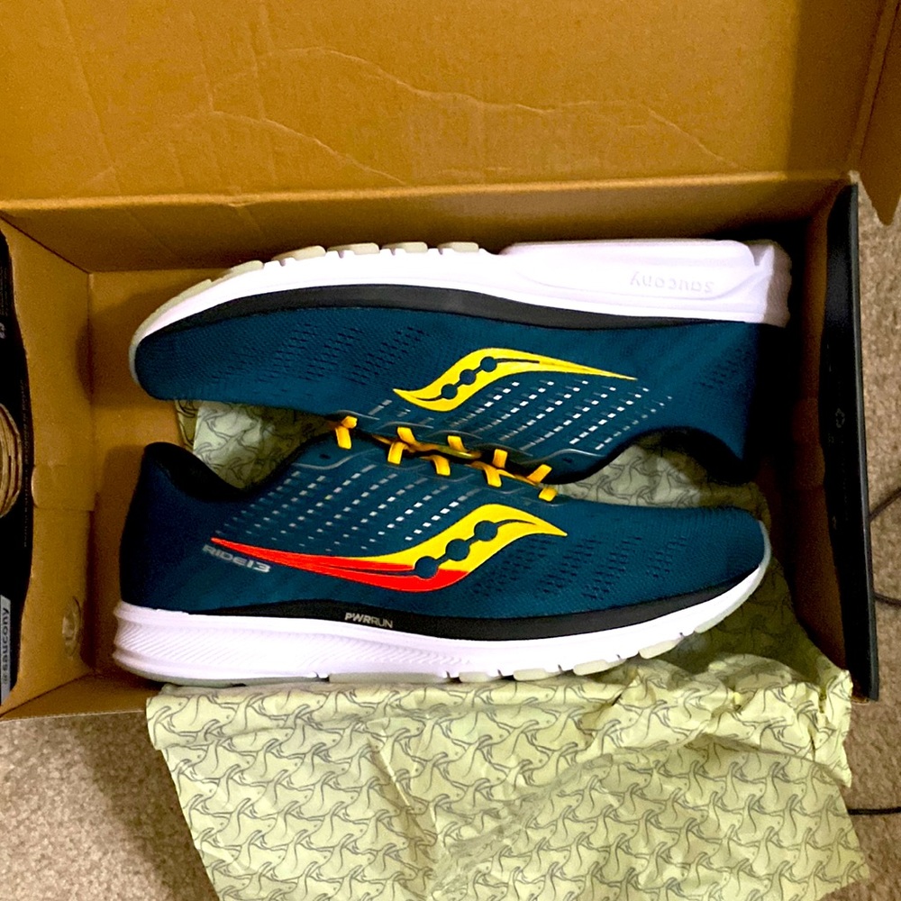 BNIB SAUCONY RIDE 13 Running Shoes Medium Cushion Greenish and yell/red 11.5 US